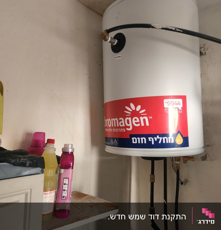 דוד שמש מותקן עם צינורות מחוברים